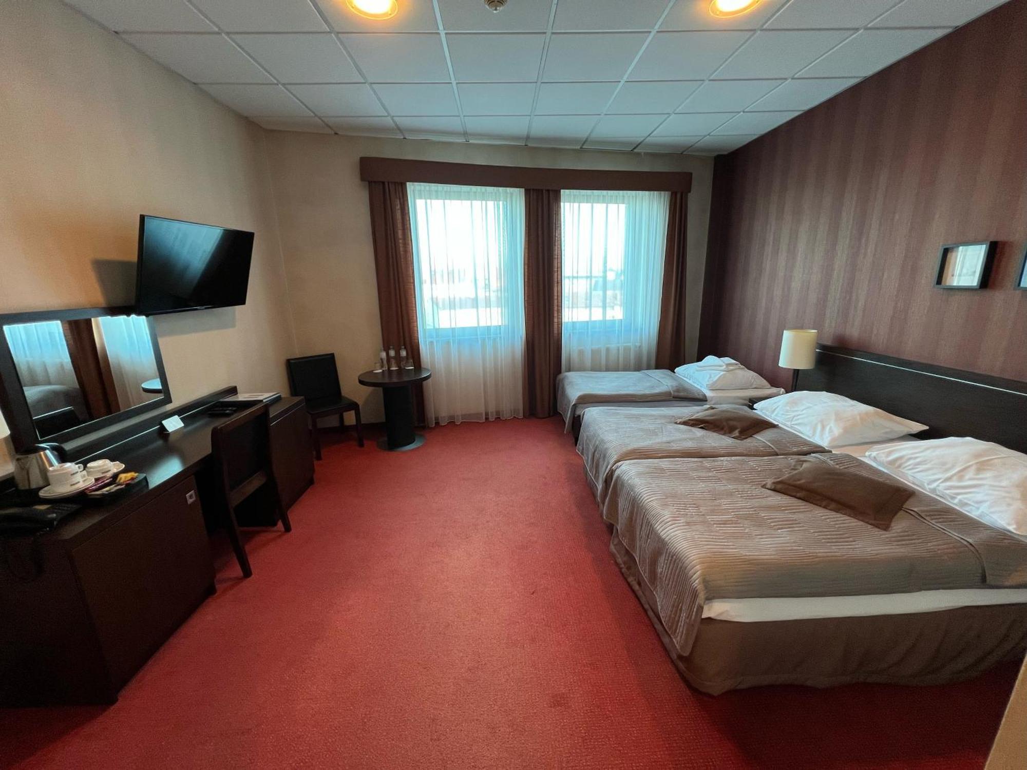 Hotel Pik Миколов Екстериор снимка