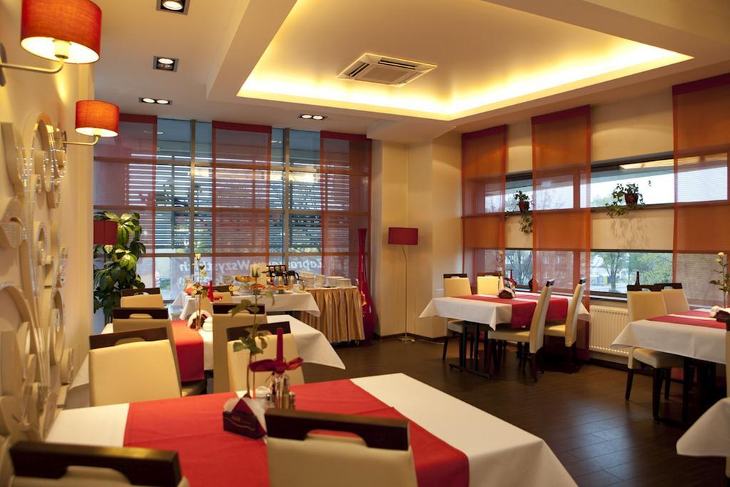 Hotel Pik Миколов Екстериор снимка