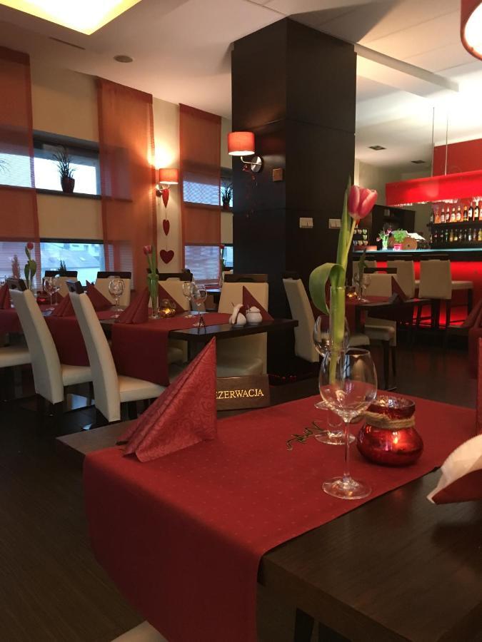 Hotel Pik Миколов Екстериор снимка